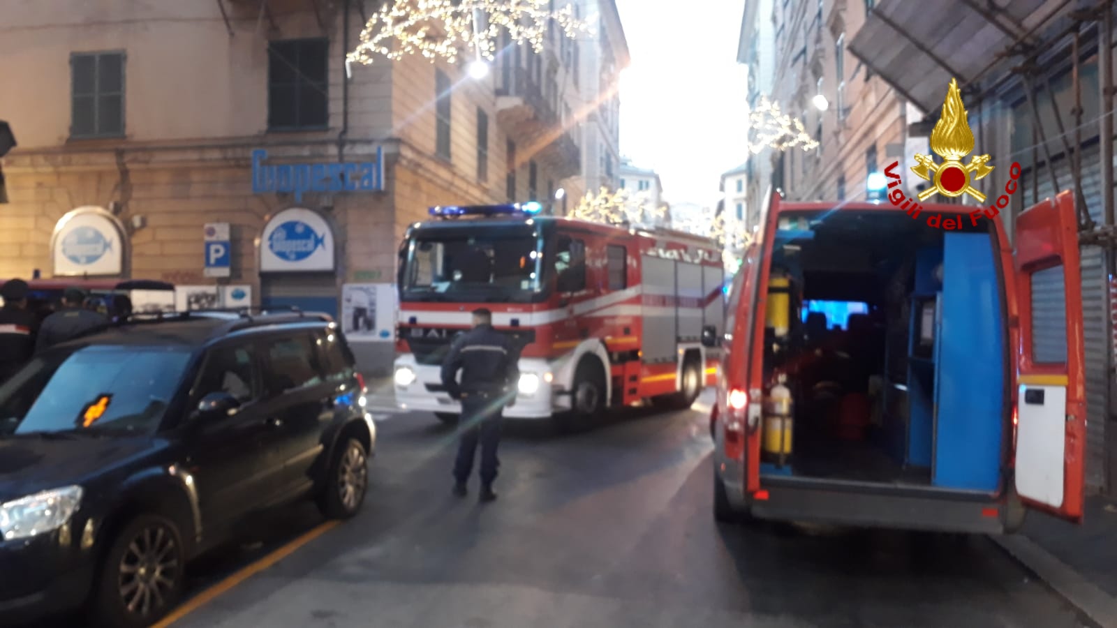 In fiamme le celle frigorifere della Giopescal in via Galata, intervengono i pompieri