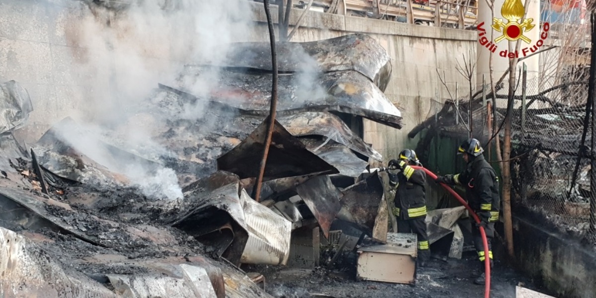 Incendio in una baracca a Cornigliano: un morto carbonizzato
