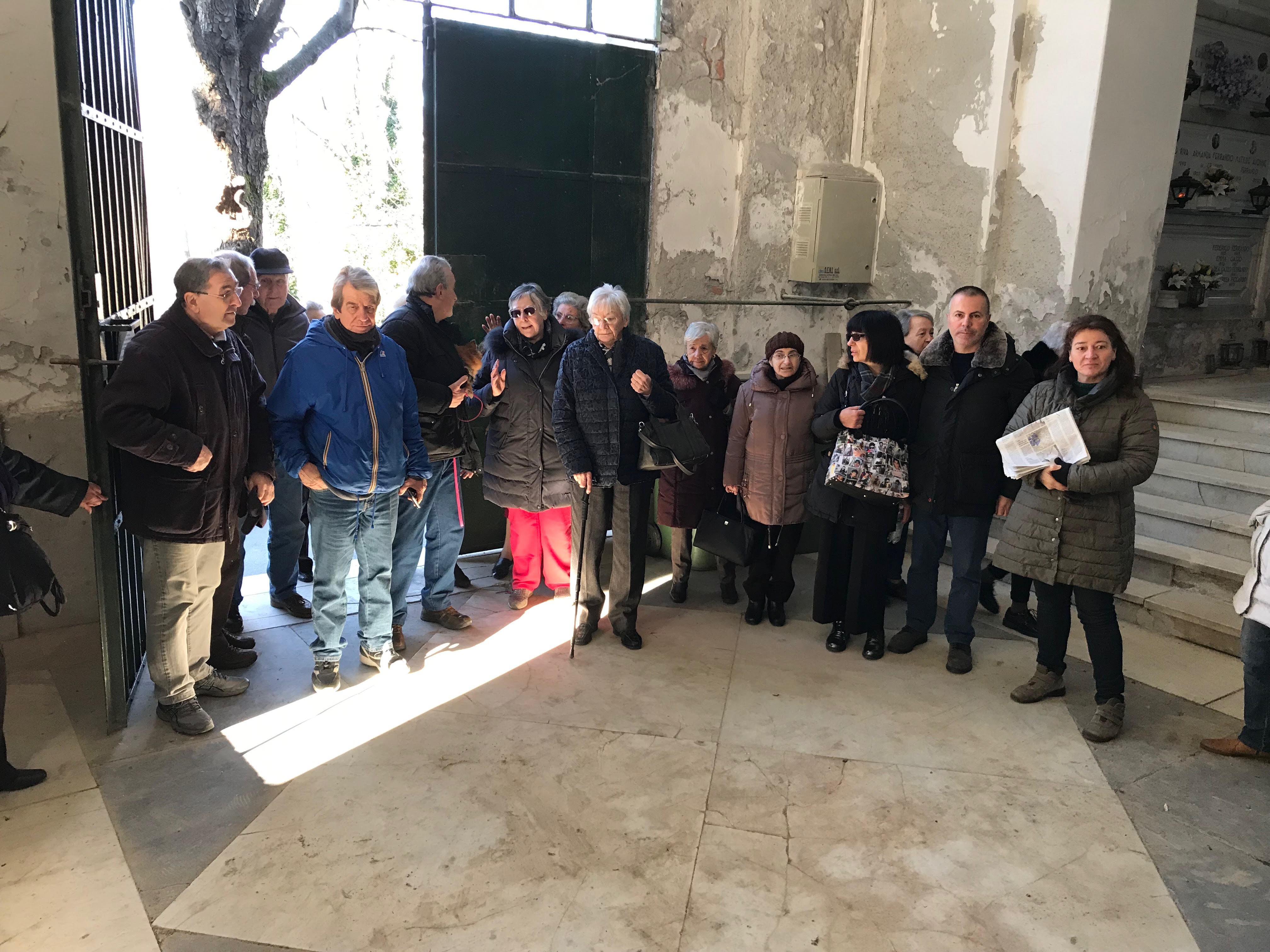 Chiude un cancello, protesta nel cimitero di Cesino: 