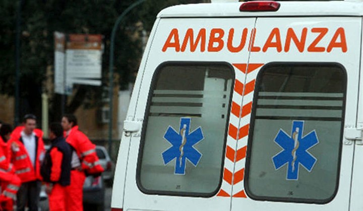 Rissa tra famiglie in strada, finisce a colpi di mazza da baseball