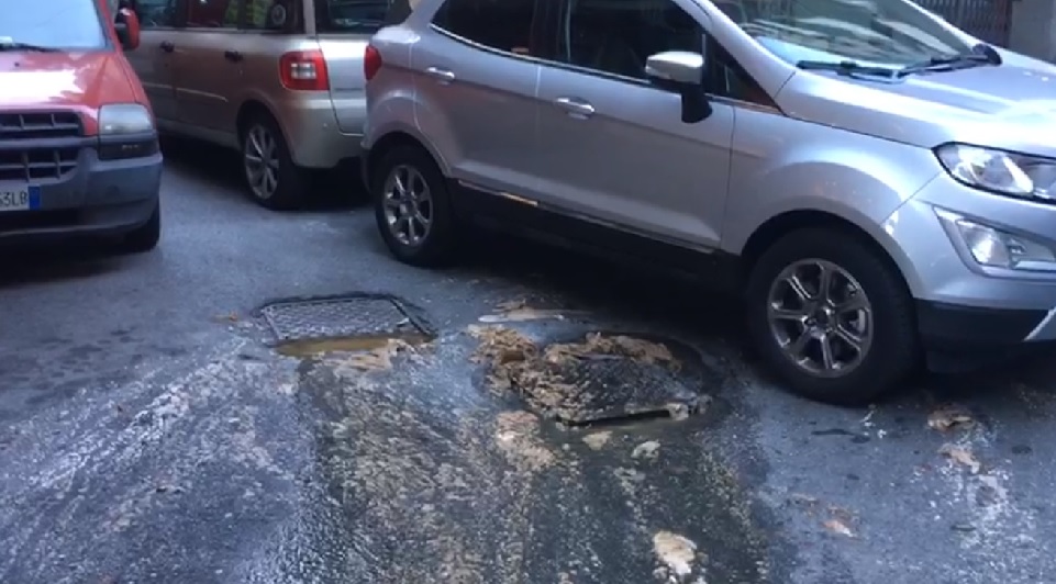 Genova, in via Vesuvio c'è la fogna a cielo aperto da due mesi