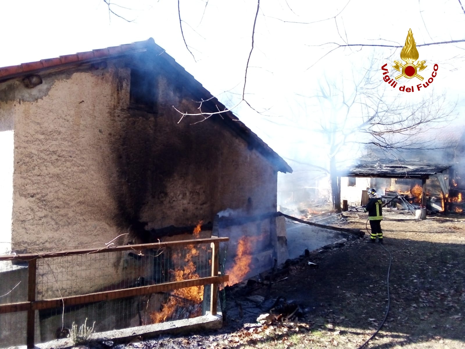 In fiamme un'abitazione nell'entroterra savonese, intervengono i vigili del fuoco