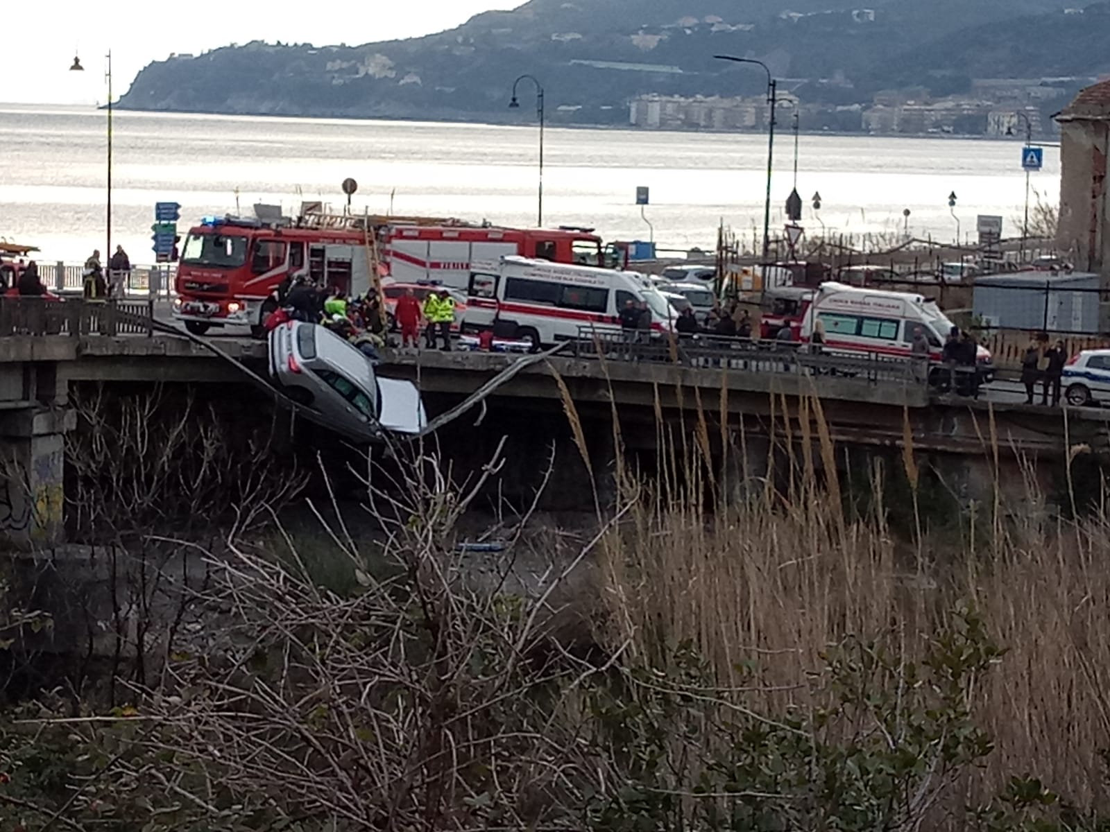 Incidente ad  Cogoleto, auto sfonda il guard rail e rimane appesa, a un passo dal vuoto