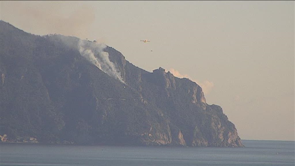 Incendio sul monte di Portofino, canadair in azione