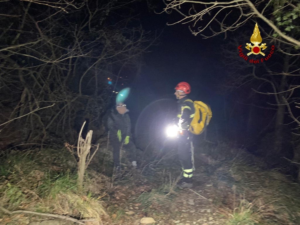 Esce col cane per una passeggiata al Righi ma si perde: salvato nella notte
