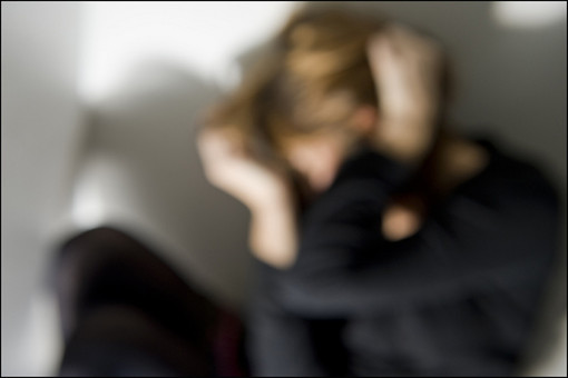 Litiga con la fidanzata e la picchia con la stampella: ferita gravemente al volto