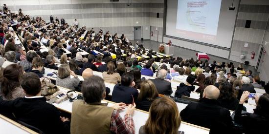 Università di Genova: studenti giocano a carte, professore li interrompe e loro lo insultano