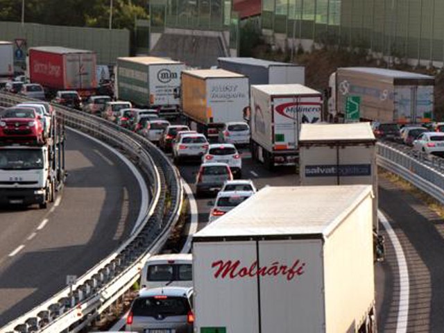 Incidente sull'A7, coinvolti due camion e due auto. Code verso Genova