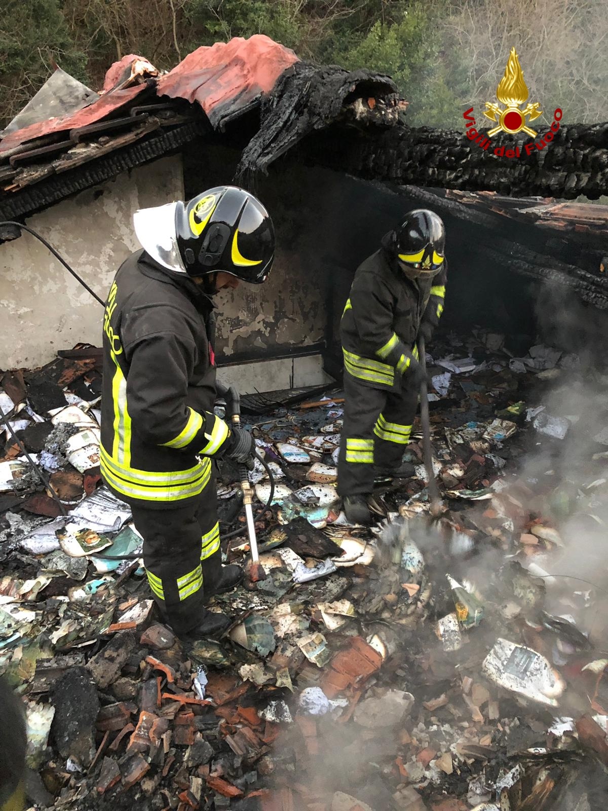 Incendio tetto sulle alture di Savona, due famiglie fatte allontanare  