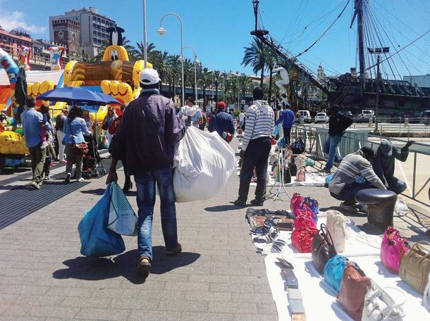 Genova, controlli sugli abusivi al Porto Antico: poliziotto aggredito
