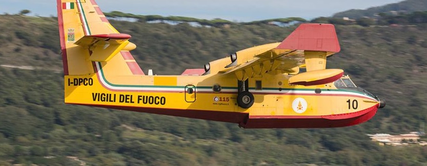Incendio sui prati dei Piani di Praglia, in azione canadair e vigili del fuoco