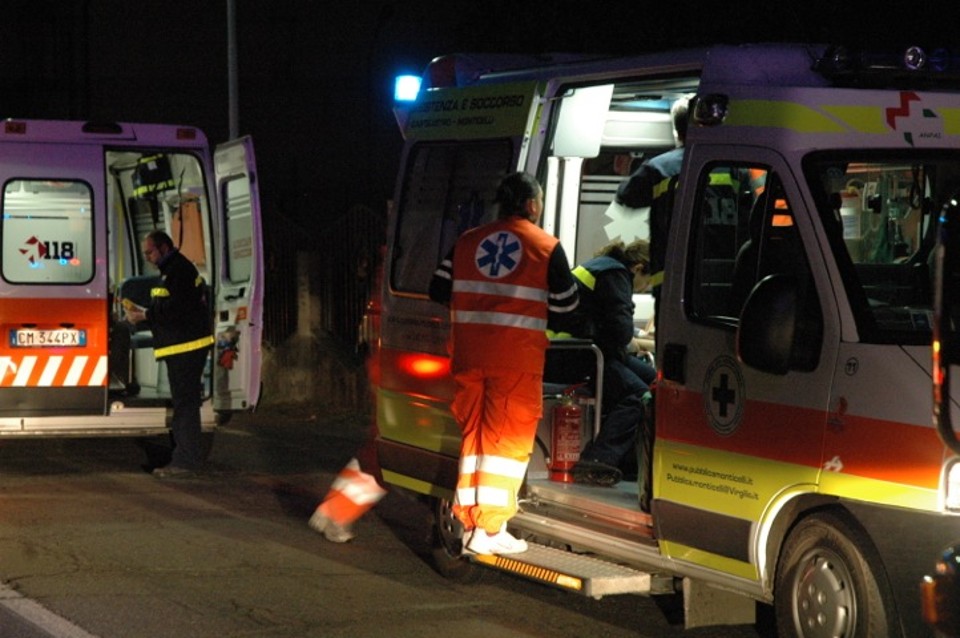 Incidente auto-moto in via Siffredi, centauro in codice rosso al San Martino