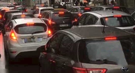 Bus in avaria in corso Martinetti, traffico in tilt a Sampierdarena