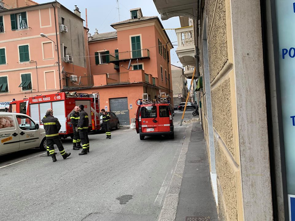 Tir incastrato a Sestri Ponente, crolla parte del balcone