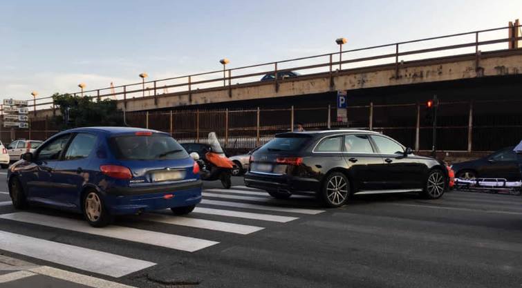 Primi disagi al traffico in città, incidente in corso Quadrio e oggetti in ferro dispersi lungo la Guido Rossa
