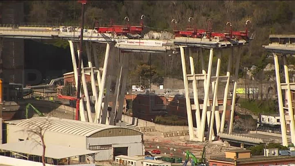 Demolizione ponte Morandi, strand jack di nuovo in azione: giù la quarta trave