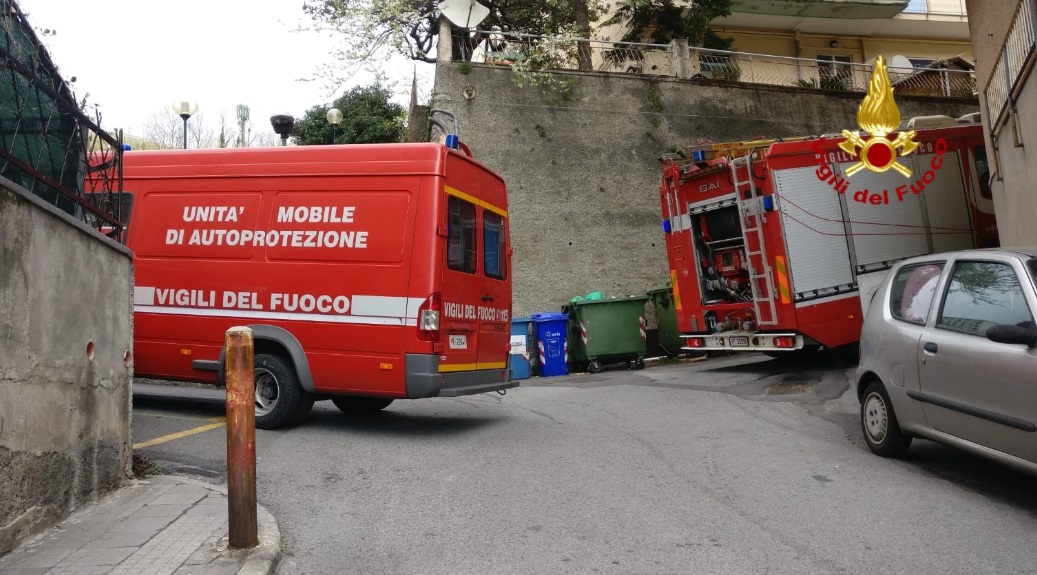 In fiamme un appartamento a Pra', rinvenuti i corpi di due cani senza vita