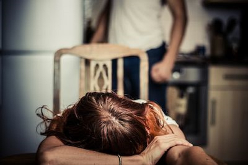 Genova, violenza in famiglia: ubriaco picchia la moglie incinta 