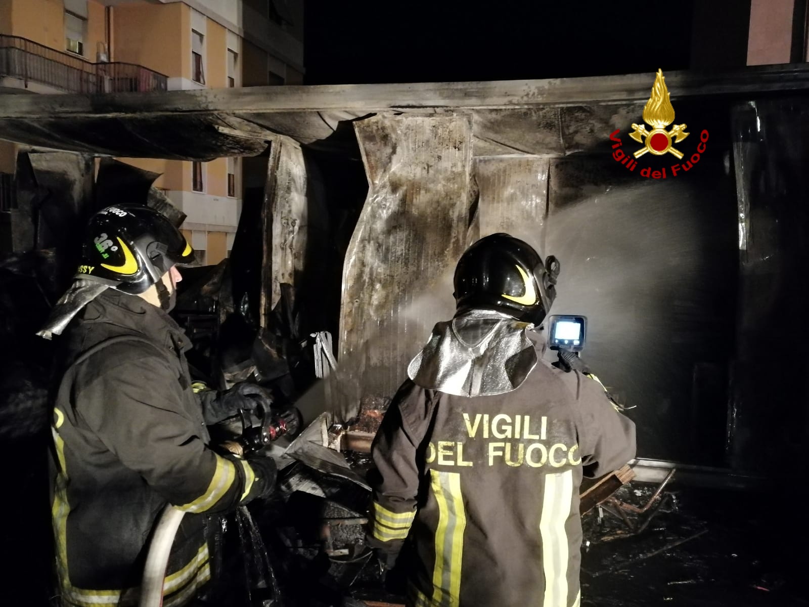 Fumo nero a Bolzaneto, brucia una baracca nei pressi della stazione
