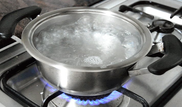 La madre vieta di invitare gli amici a casa e lui la ustiona con l'acqua bollente