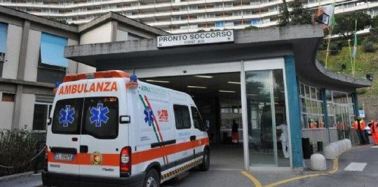 Investito da uno scooter mentre attraversava la strada alla Foce, è in rianimazione