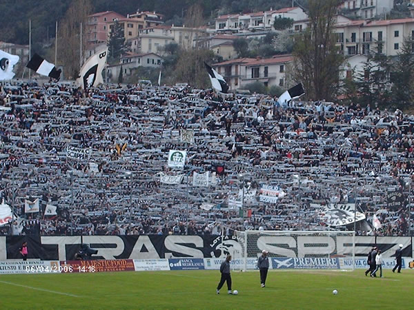 I tifosi dello Spezia a guardia del club invitano la squadra a cena