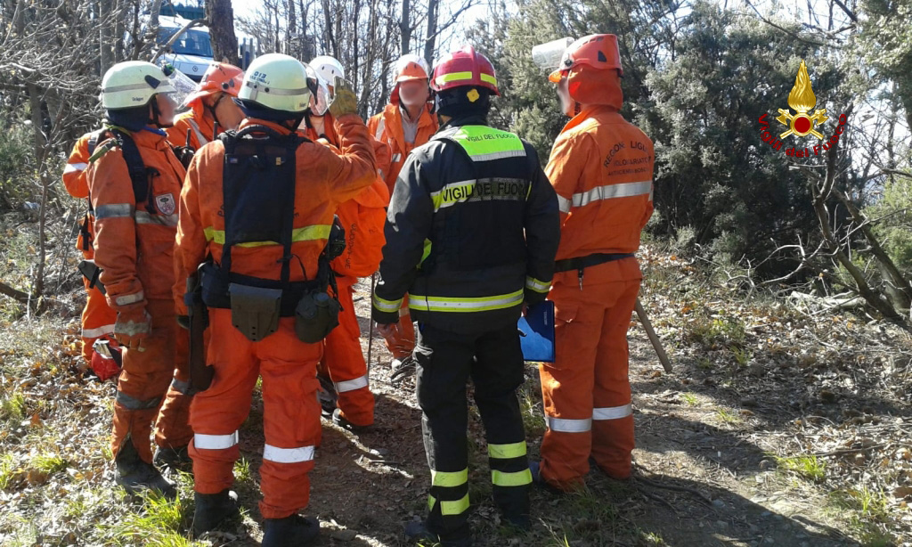 Voltri, il vento alimenta e riattiva i focolai. Sul posto volontari e vigili del fuoco