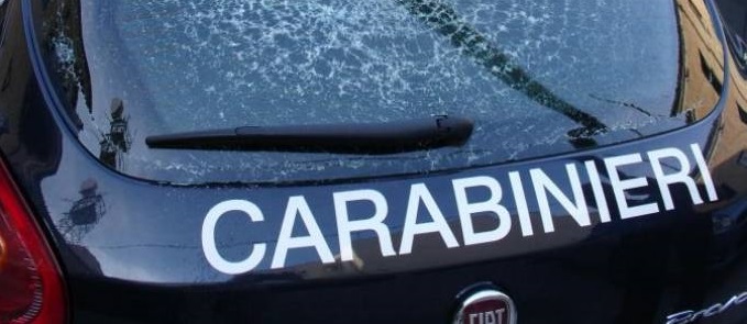 Lancia pietre contro l'auto dei carabinieri: denunciato il colpevole