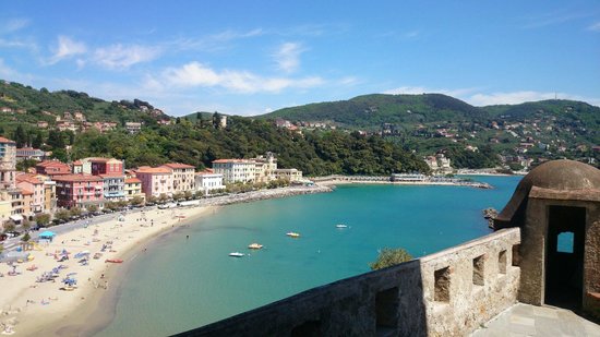 Non sa nuotare e rischia di affogare, 17enne gravissimo all'ospedale 
