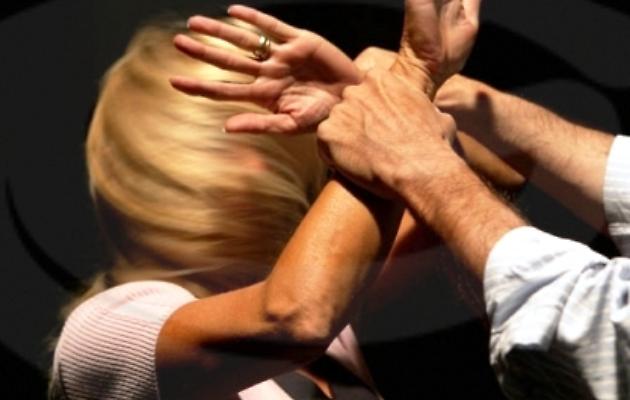Ubriaco picchia e minaccia di morte la fidanzata: arrestato 