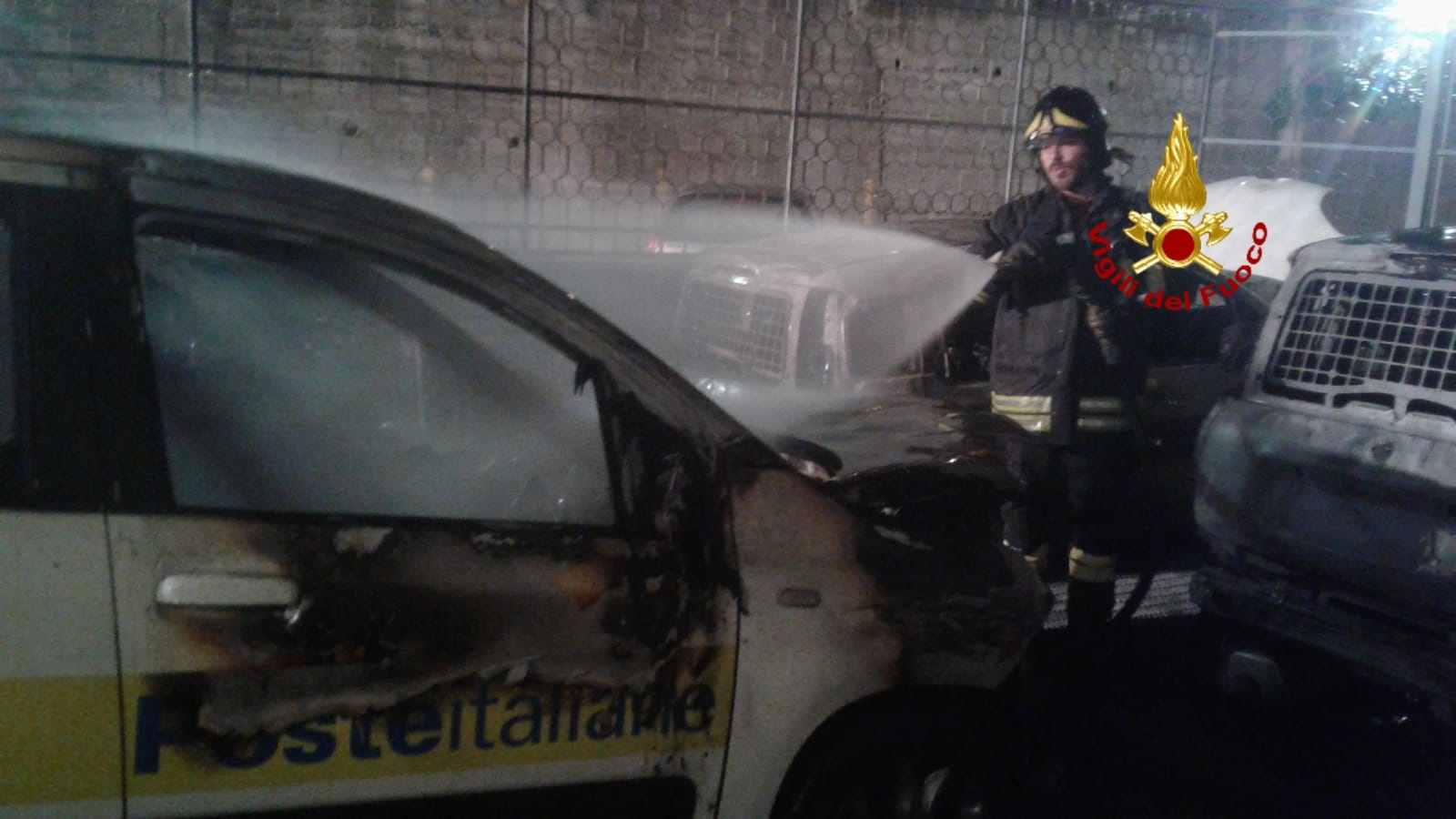 Genova, fuga di gas e auto incendiate: notte di lavoro per i vigili del fuoco