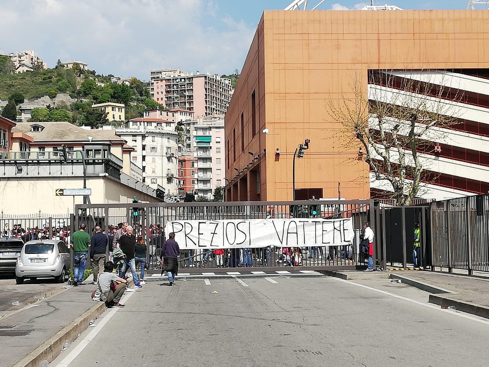 I tifosi del Genoa presidiano la Nord, gradinata semivuota con il Torino
