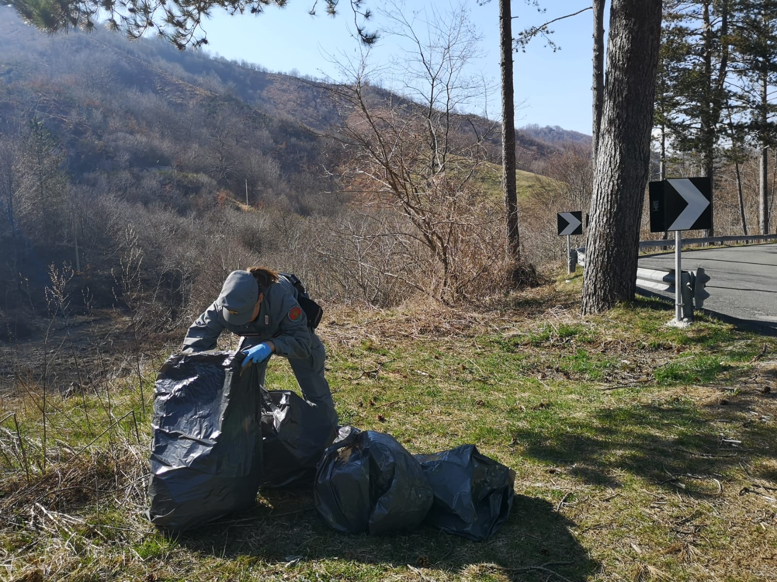 Pulisce il garage e abbandona i rifiuti pericolosi lungo la strada: in arrivo maxi multa