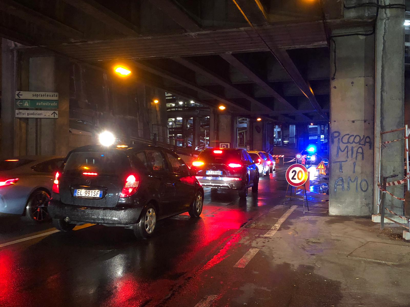 Via delle Casaccie ancora chiusa e il traffico manda Genova in tilt