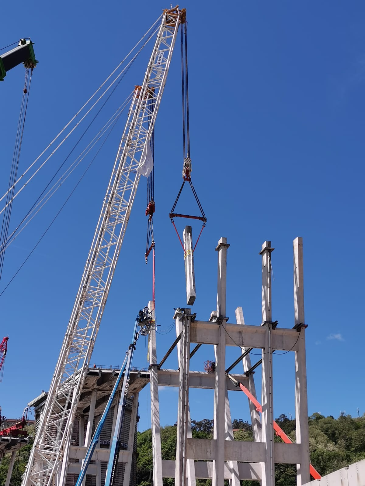 Ponte Morandi, si continua la demolizione delle 