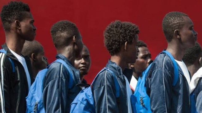 Migranti usano uber per oltrepassare il confine: maxi multa al tassista privato 