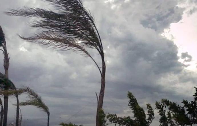 Vento di burrasca, cala l'intensità: resta l'avviso solo nel Levante