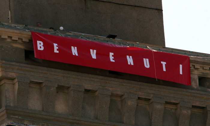 Nave con i migranti, i camalli mettono lo striscione sulla Lanterna: 