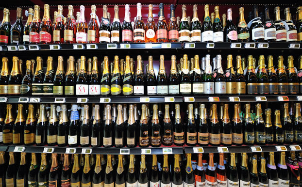 Furti in serie di champagne nei market: sgominata la banda del Dom Pérignon