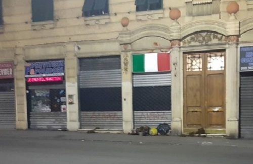 Genova, sacchi di letame davanti alla sede di Casapound