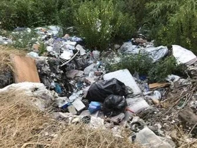 Genova, scoperta maxi discarica a cielo aperto lungo la salita per la Guardia  