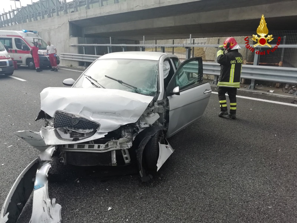A10, incidente a Genova Pra' e gli occupanti dell'auto restano bloccati 