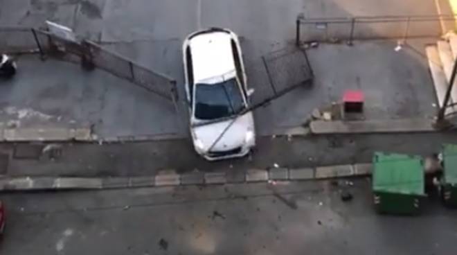 Genova, chiuso nel parcheggio sfonda il cancello con l'auto