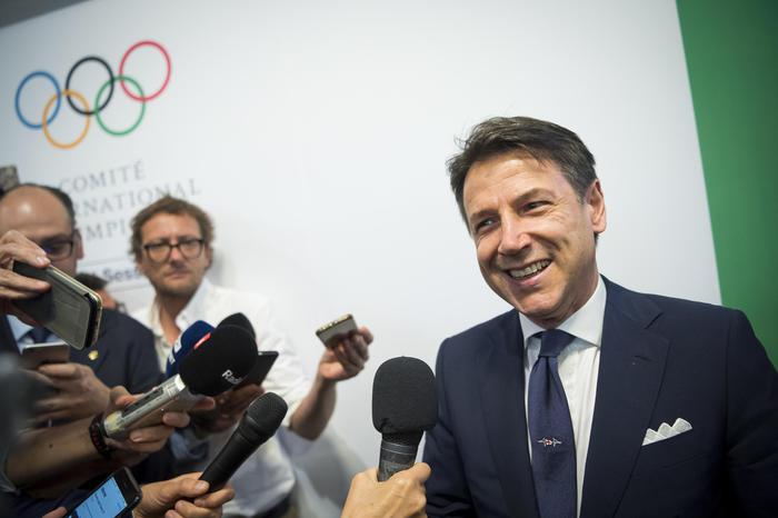  Giochi 2026, il premier Conte alla cerimonia con la cravatta dedicata al ponte di Genova