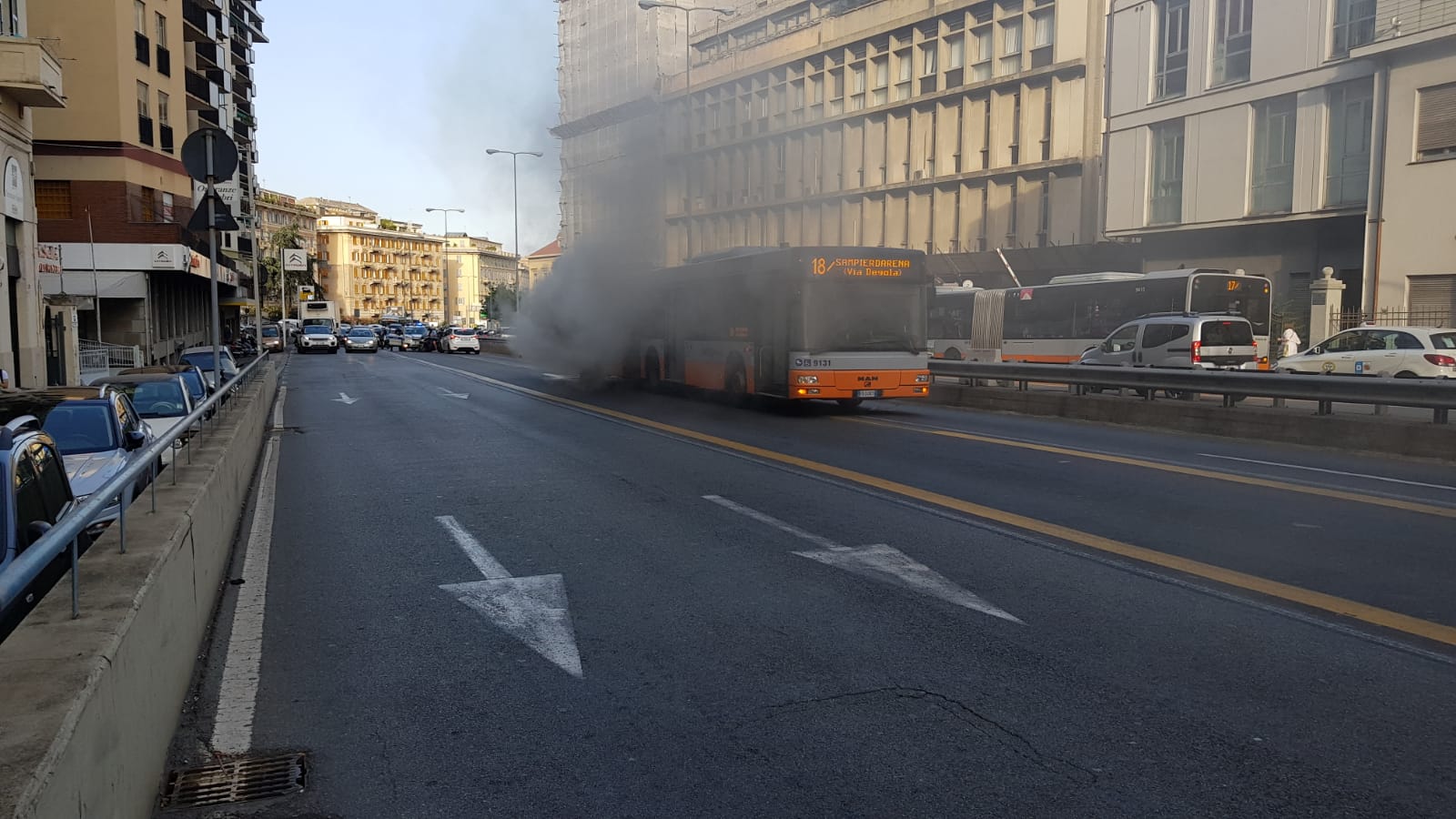 Bus in fiamme, chiuso corso Europa: traffico in tilt