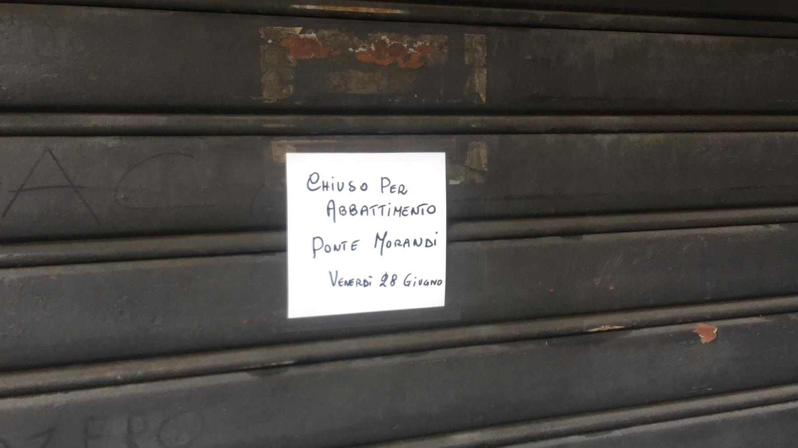 Esplosione ponte Morandi, i negozi restano chiusi