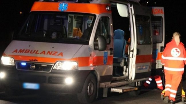 Schianto tra uno scooter e un furgoncino: un ferito grave 