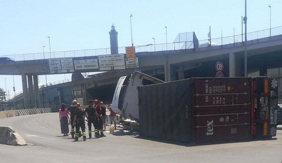 Genova, camion si ribalta in via Albertazzi
