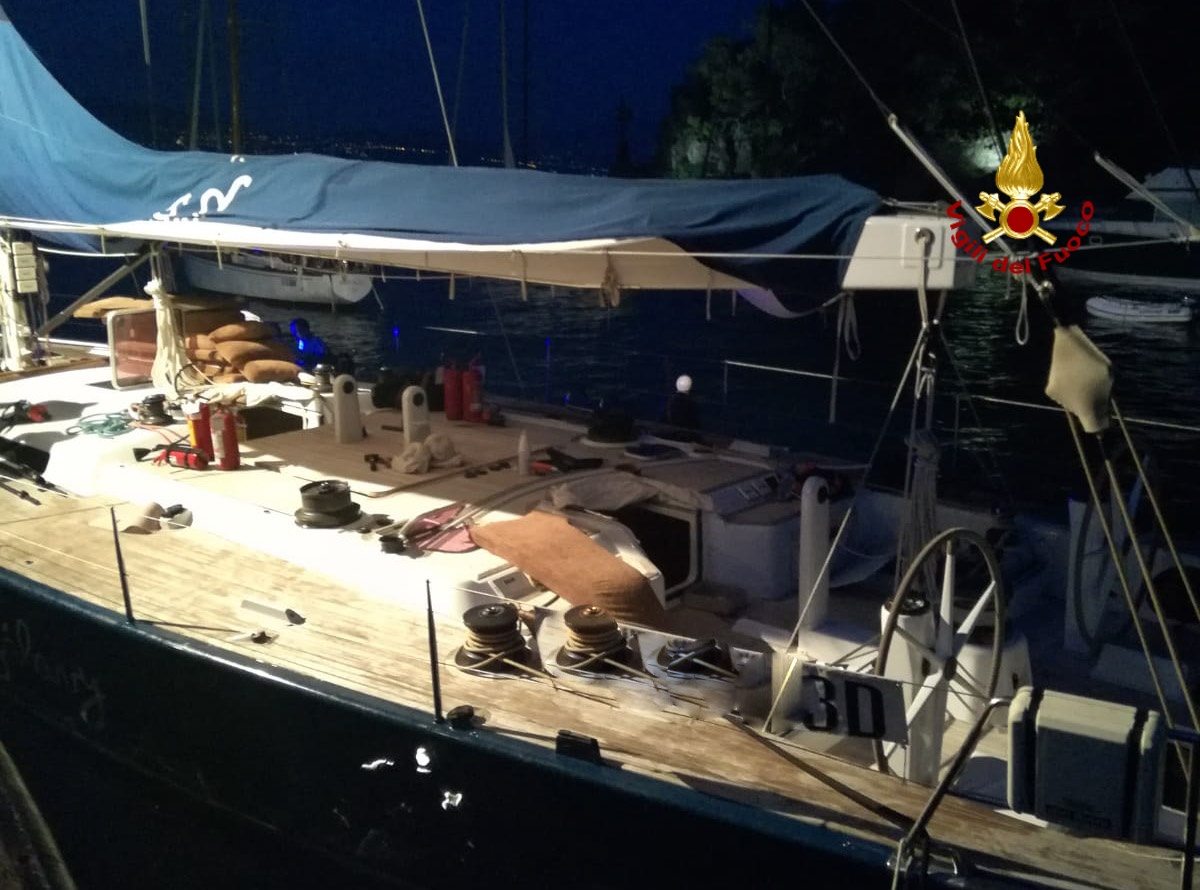 Paura a Portofino, a fuoco la barca della famiglia Bonadeo
