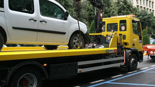 Non rispettano il divieto per la pulizia strade: rimozione di massa delle auto parcheggiate
